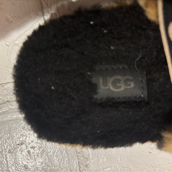 UGG Fluff Yea slippers. Kids Size 3. - Picture 3 of 4